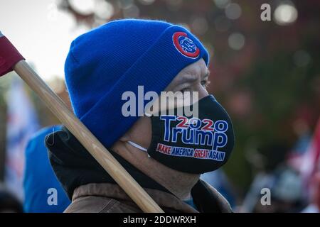 Pro Trump se rallie dans un bar de musique country du quartier de Mount Greenwood, à l'extrême sud de Chicago, le dimanche précédant le jour des élections. Le rassemblement en plein air a eu lieu dans un parking à côté du bar et le long de la 111e rue, un quartier très animé. Banque D'Images