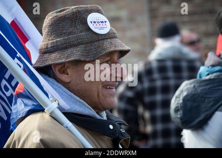 Pro Trump se rallie dans un bar de musique country du quartier de Mount Greenwood, à l'extrême sud de Chicago, le dimanche précédant le jour des élections. Le rassemblement en plein air a eu lieu dans un parking à côté du bar et le long de la 111e rue, un quartier très animé. Banque D'Images