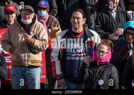 Pro Trump se rallie dans un bar de musique country du quartier de Mount Greenwood, à l'extrême sud de Chicago, le dimanche précédant le jour des élections. Le rassemblement en plein air a eu lieu dans un parking à côté du bar et le long de la 111e rue, un quartier très animé. Banque D'Images