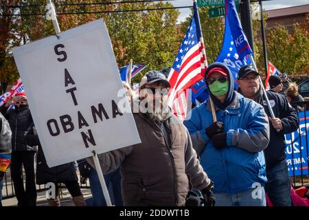 Pro Trump se rallie dans un bar de musique country du quartier de Mount Greenwood, à l'extrême sud de Chicago, le dimanche précédant le jour des élections. Le rassemblement en plein air a eu lieu dans un parking à côté du bar et le long de la 111e rue, un quartier très animé. Banque D'Images