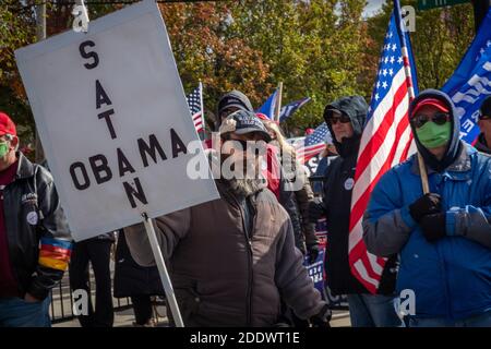 Pro Trump se rallie dans un bar de musique country du quartier de Mount Greenwood, à l'extrême sud de Chicago, le dimanche précédant le jour des élections. Le rassemblement en plein air a eu lieu dans un parking à côté du bar et le long de la 111e rue, un quartier très animé. Banque D'Images