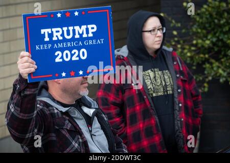 Pro Trump se rallie dans un bar de musique country du quartier de Mount Greenwood, à l'extrême sud de Chicago, le dimanche précédant le jour des élections. Le rassemblement en plein air a eu lieu dans un parking à côté du bar et le long de la 111e rue, un quartier très animé. Banque D'Images