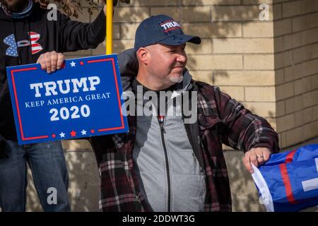 Pro Trump se rallie dans un bar de musique country du quartier de Mount Greenwood, à l'extrême sud de Chicago, le dimanche précédant le jour des élections. Le rassemblement en plein air a eu lieu dans un parking à côté du bar et le long de la 111e rue, un quartier très animé. Banque D'Images