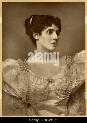 1890 environ , Londres , GRANDE-BRETAGNE : l'actrice britannique de théâtre Mme PATRICK CAMPBELL ( 1865 - 1940 ), née Beatrice Rose Stella TANNER , connue sous le nom de « Mme Pat ». Mieux connu pour ses pièces de William Shakespeare , Bernard Shaw et Barrie . Elle était également dans tourn aux États-Unis et est apparue dans des films silencieux . Photo de Mayall & Co. , Londres . - atrice - TEATRO - THÉÂTRE - DIVA - DIVINA - BELLE EPOQUE - scollatura - decolleté - ouverture du cou - perles - perla - perle - pizzo - dentelle - robe blanche - abito vestito bianco - chignon - HISTOIRE - FVIO STORICHE -- ArchiGBB Banque D'Images