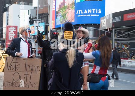 Manhattan, New York. 04 novembre 2020. Les personnages costumés de Times Square en l'absence de touristes prennent des photos d'eux-mêmes. Banque D'Images