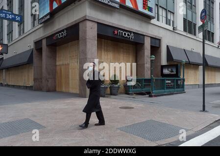 01 juin 2020. Manhattan, New York, États-Unis. Un homme portant un masque marche devant le grand magasin Macy sur une 34e rue vide de Midtown Banque D'Images