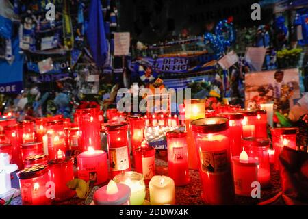 Naples, Italie. 26 novembre 2020. . 26 novembre 2020. 11/26/2020 Naples, après la mort de Maradona, les Napolitains se souviennent de lui ont fait des banderoles dans de nombreux endroits de la ville et se sont réunis à l'extérieur du stade pour se souvenir de lui avec une chorégraphie faite de bombes de fumée rouges qui ont entouré tout le stade crédit: Fabio Sasso/ZUMA Wire/Alay Live News Banque D'Images