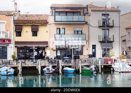 LE GRAU DU Roi, FRANCE - 19 OCTOBRE 2020 : bateaux colorés amarrés juste à l'extérieur de la boutique sur le rhône jusqu'au canal de Sète Banque D'Images