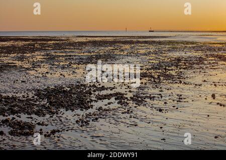 Coucher de soleil sur East Beach à marée basse, en été, Littlehampton, West Sussex, Royaume-Uni Banque D'Images