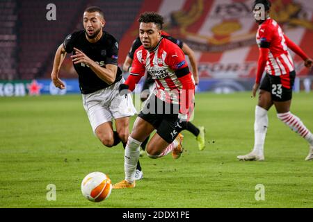 EINDHOVEN, PAYS-BAS - NOVEMBRE 26 : Donyell Malen du PSV lors du match de l'UEFA Europa League entre le PSV et le PAOK au Philips Stadion le 26 novembre, Banque D'Images