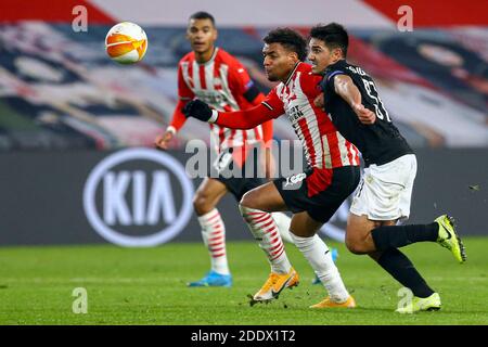 EINDHOVEN, PAYS-BAS - NOVEMBRE 26 : Donyell Malen de PSV, Theocharis Tsingaras de PAOK lors du match de l'UEFA Europa League entre PSV et PAOK à P Banque D'Images
