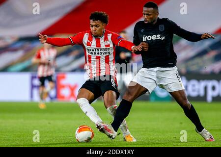 EINDHOVEN, PAYS-BAS - NOVEMBRE 26 : Donyell Malen du PSV, Fernando Varela du PAOK lors du match de l'UEFA Europa League entre le PSV et le PAOK chez Philip Banque D'Images