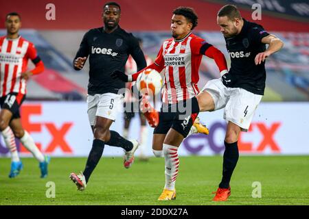 EINDHOVEN, PAYS-BAS - NOVEMBRE 26 : Donyell Malen de PSV, Sverrir Ingason de PAOK lors du match de l'UEFA Europa League entre PSV et PAOK chez Philip Banque D'Images