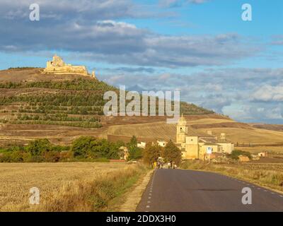 Un château important en ruines sur la colline et l'église de Santa María del Manzano le long de la route - Castrojeriz, Castille et Leon, Espagne Banque D'Images