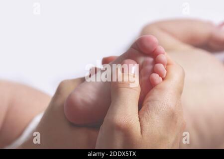 Maman fait un massage des mains d'enfant caucasien jusqu'à un an. Gymnastique pour les petits enfants. Gros plan. Banque D'Images