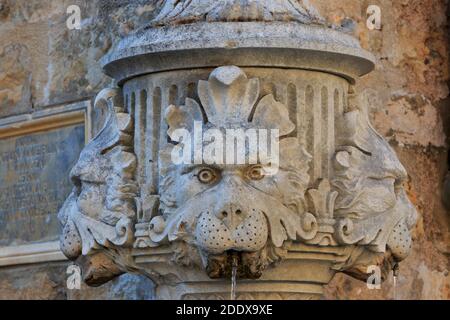 Gros plan de la fontaine du lion sur la place du marché (place Gundulic) à Dubrovnik, Croatie Banque D'Images