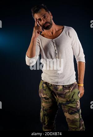 Studio body shot d'un modèle homme de mode portant des vêtements élégants Banque D'Images