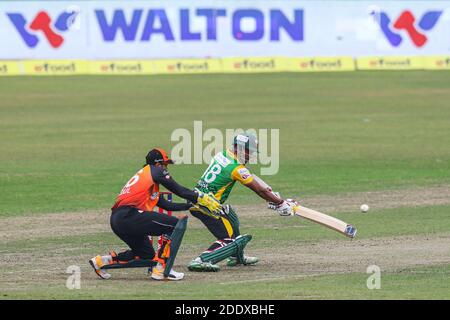 Dhaka, Bangladesh. 26 novembre 2020. Mohammad Ashraful, joueur de cricket du Groupe du Ministre Rajshahi, joue un tir lors de la coupe Bangabandhu T20 2020 entre le Groupe du Ministre Rajshahi et Gemcon Khulna au stade national de cricket de Sher-e-Bangla, à Dhaka, le 26 novembre 2020. Crédit : SOPA Images Limited/Alamy Live News Banque D'Images