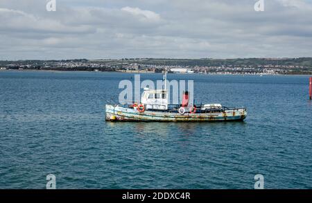 Portsmouth, Royaume-Uni - 8 septembre 2020 : un petit bateau de pêche amarré dans le port de Portsmouth, Hampshire, par une belle journée d'été. Banque D'Images
