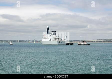 Portsmouth, Royaume-Uni - 8 septembre 2020 : le destroyer HMS Diamond de la Marine royale amarré à l'installation d'Ammunitionnement d'Upper Harbour, dans le port de Portsmouth, Ha Banque D'Images