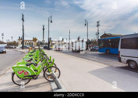 BUDAPEST, HONGRIE - 04 AVRIL 2019: Bubi mol louer une station de vélo sur la rue Andrassy à Budapest, Hongrie, Europe Banque D'Images