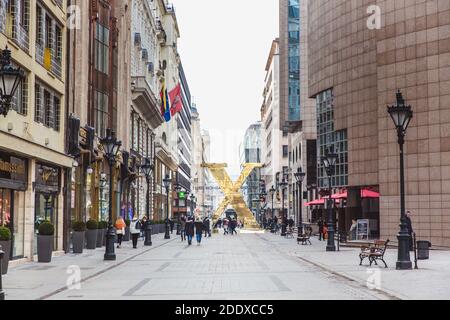 BUDAPEST, HONGRIE - 27 janvier 2019: La rue de la mode avec des décorations de Noël à Budapest, Hongrie. Noël Banque D'Images