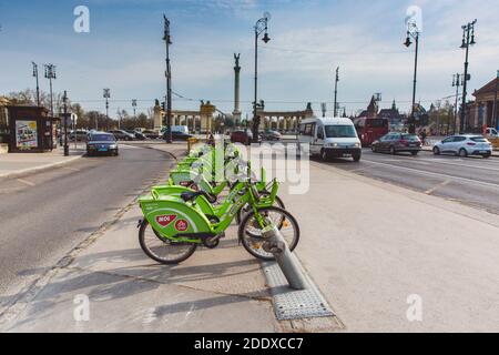 BUDAPEST, HONGRIE - 04 AVRIL 2019: Bubi mol louer une station de vélo sur la rue Andrassy à Budapest, Hongrie, Europe Banque D'Images