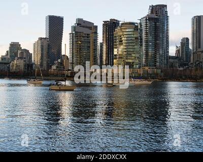 Vancouver, Colombie-Britannique, Canada. 25 novembre 2020. Vue panoramique sur False Creek et les tours en copropriété de haute hauteur de Vancouver le long de la rive nord de l'Inlet. Cette vue est du parc Charleson sur la rive sud de l'Inlet. Crédit : Bayne Stanley/ZUMA Wire/Alay Live News Banque D'Images