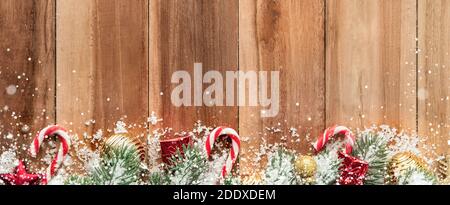 Décorations de Noël avec neige sur fond de bois, vue du dessus, bannière de décoration de bordure Banque D'Images