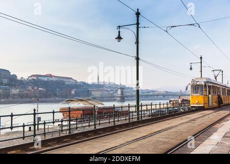 BUDAPEST, HONGRIE - 27 janvier 2019 : tramway jaune à Budapest près du remblai du côté Pest à Budapest. Ligne 2 Tram à Budapest le long de la Wate Banque D'Images