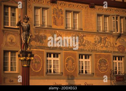 STEIN-AM-RHEIN, SUISSE - 28 FÉVR. 1994 - fresques sur la maison médiévale, Stein-am-Rhein, Suisse Banque D'Images