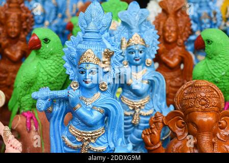 Beaucoup de sculptures colorées de statue de dieu hindou, lord Krishna dans un magasin de rue, Delhi, Inde. La divinité populaire indienne a adoré célébré comme Janmashtam Banque D'Images