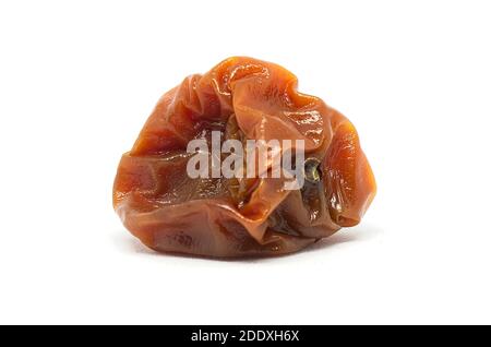 Faire pourrir la tomate cerise rouge sur fond de merote. Studio photo d'un légume Banque D'Images