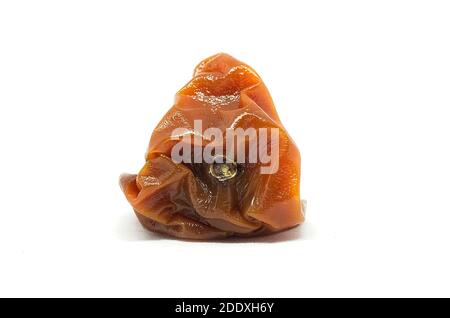 Faire pourrir la tomate cerise rouge sur fond de merote. Studio photo d'un légume Banque D'Images