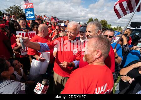 KANSAS CITY, KS, États-Unis - 22 septembre 2019 - les partisans de Joe Biden écoutent Joe Biden prend un selfie avec un supporter lors de sa visite pour soutenir une UAW Banque D'Images