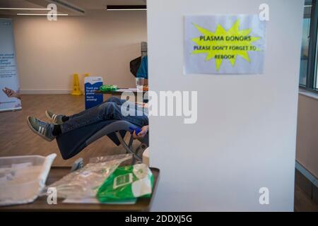 Un donneur donne du plasma sanguin au NHS Blood and Transplant Convalescent plasma Program au centre local de plasma de Twickenham à Londres. Banque D'Images