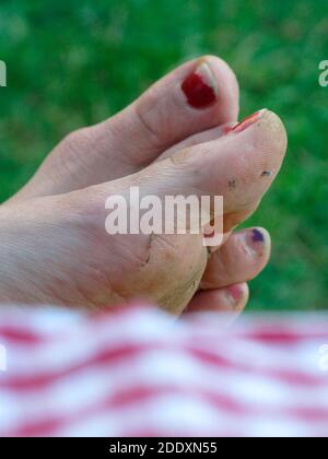 pied d'une femme aux ongles peints en rouge, pieds nus en été Banque D'Images