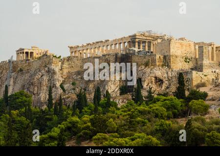 Crépuscule vue générale du Parthénon et de l'Acropole antique d'Athènes Grèce de Thissio - photo: Geopix Banque D'Images