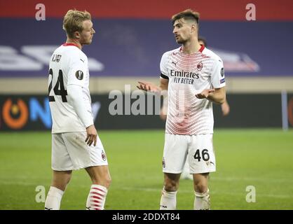 Simon Kjaer de l'AC Milan s'entretient avec Matteo Gabbia de l'AC Milan lors de l'UEFA Europa League, match de football du Groupe H entre Lille / LM Banque D'Images