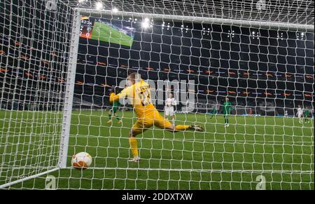 Londres, Grande-Bretagne. 26 novembre 2020. Le Plamen Iliev de Ludogorets Razgrad ne parvient pas à sauver le but de Harry Winks de Tottenham Hotspur lors du match du groupe J de l'UEFA Europa League entre Tottenham Hotspur et Ludogorets Razgrad à Londres, en Grande-Bretagne, le 26 novembre 2020. Credit: Han Yan/Xinhua/Alay Live News Banque D'Images