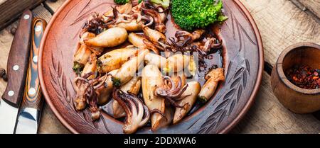 Calmar frit farci de brocoli et de champignons.appétissant fruits de mer sur bois Arrière-plan.bannière longue Banque D'Images