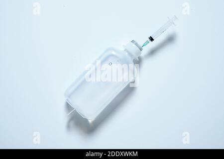 Seringue, injection médicale. Médicament matériel de vaccination en plastique isolé avec aiguille sur fond blanc. Soins de santé à l'hôpital. Covid-19.