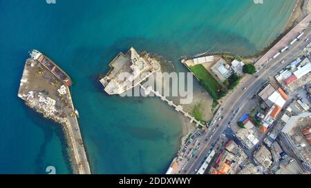 Château de la mer des monuments de Saidon avec ligne de pont à la ville Et vue du dessus du port Banque D'Images