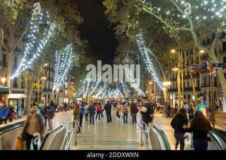 Barcelone, Catalogne, Espagne. 23 novembre 2020. Les lumières de Noël s'allument à Barcelone. Lumières de Noël sur les Ramblas de Barcelone. (Photo de Cisco Pelay/Pacific Press) Credit: Pacific Press Media production Corp./Alay Live News Banque D'Images