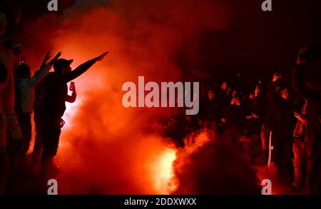 Naples, Italie. 26 novembre 2020. Bougies, fleurs et feux de pyro, la prière et le souvenir des partisans de Naples à l'extérieur du stade San Paolo à Diego Armando Maradona, mort hier à Tigre, ville à côté de Buenos Aires, à soixante ans après l'arrêt cardiaque. (Photo de Pasquale Gargano/Pacific Press) Credit: Pacific Press Media production Corp./Alay Live News Banque D'Images