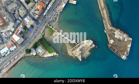 Château de la mer des monuments de Saidon avec ligne de pont à la ville Et vue du dessus du port Banque D'Images