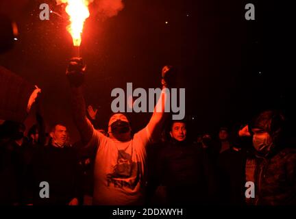 Naples, Italie. 26 novembre 2020. Bougies, fleurs et feux de pyro, la prière et le souvenir des partisans de Naples à l'extérieur du stade San Paolo à Diego Armando Maradona, mort hier à Tigre, ville à côté de Buenos Aires, à soixante ans après l'arrêt cardiaque. (Photo de Pasquale Gargano/Pacific Press) Credit: Pacific Press Media production Corp./Alay Live News Banque D'Images