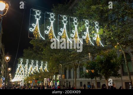 Barcelone, Catalogne, Espagne. 23 novembre 2020. Les lumières de Noël s'allument à Barcelone. Lumières de Noël sur Avinguda del Portal del Angel. (Photo de Cisco Pelay/Pacific Press) Credit: Pacific Press Media production Corp./Alay Live News Banque D'Images