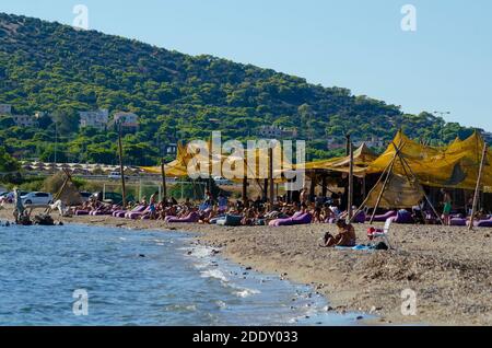 Vue générale de Palaia Fochaia sur la Côte d'Azur athénienne en Grèce. Les gens se détendent sur la plage - photo: Geopix Banque D'Images