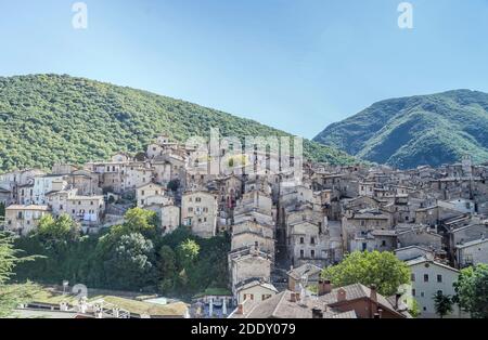 Paysage urbain avec des maisons et des toits de la ville historique au sommet d'une colline, photographié en lumière vive à Scanno, l'Aquila, Abruzzo, Italie Banque D'Images